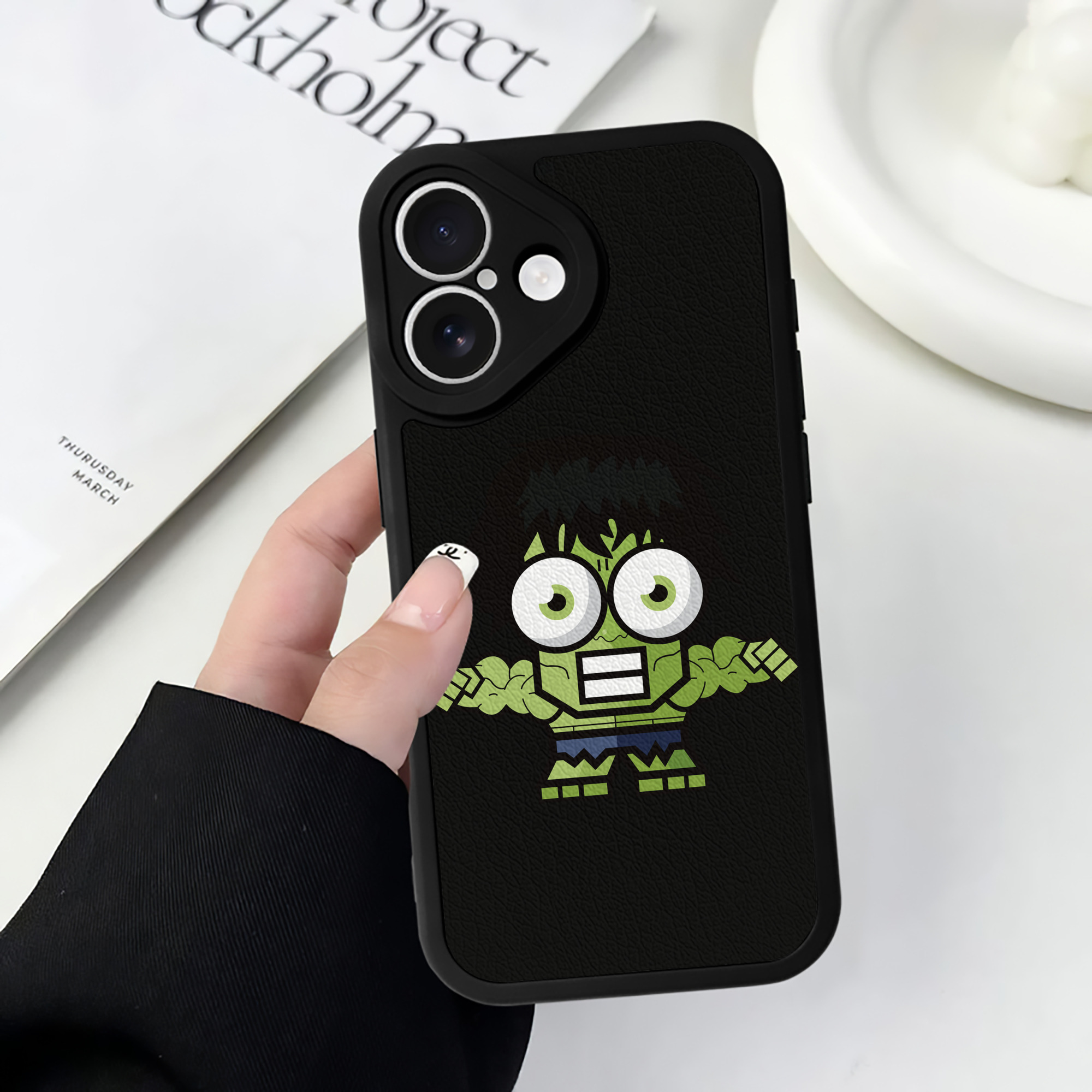 （画像用） アベンジャーズ The Avengers 【iPhone 16シリーズ対応】シリコンスマホケース（レザー調） 材質：シリコン